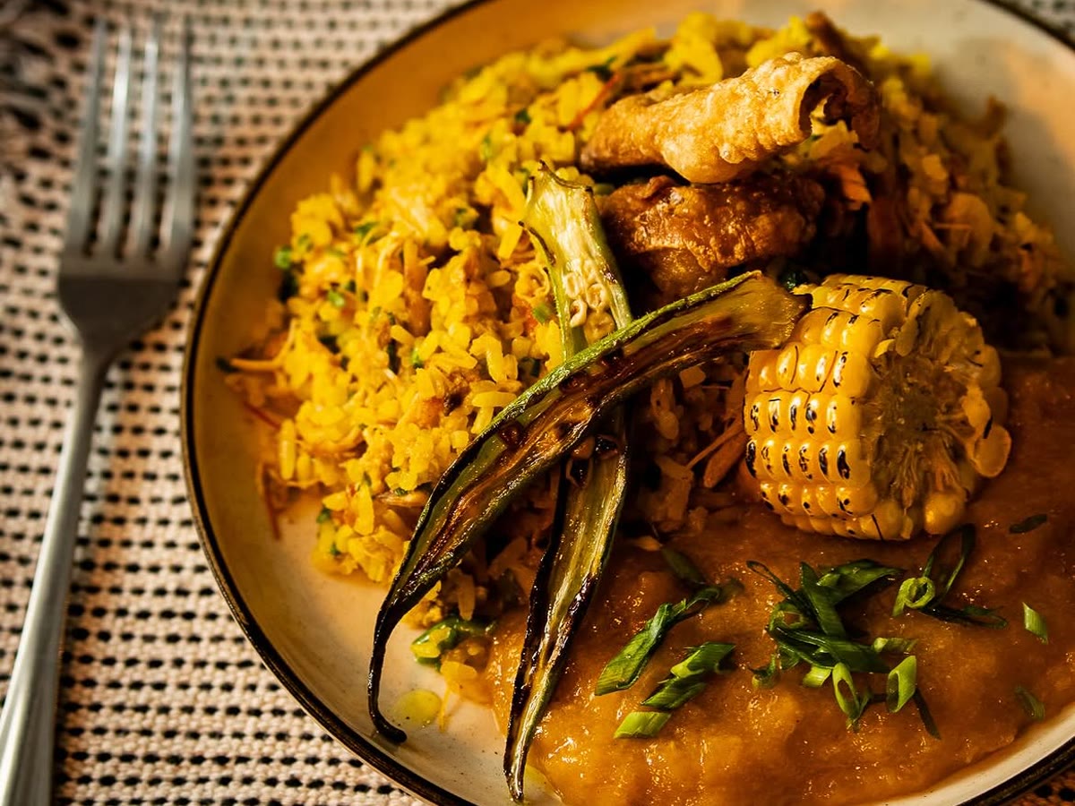 Galinhada com pirão de galinha, quiabo tostado e milho na espiga.